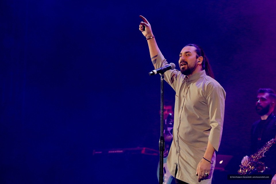 On the fifth night of the Fajr Music Festival's pop section, Amirabbas Golab performed in the first session at the Milad Hall of the exhibition. In this performance, all the seats 