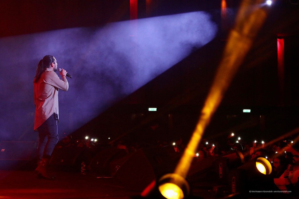 On the fifth night of the Fajr Music Festival's pop section, Amirabbas Golab performed in the first session at the Milad Hall of the exhibition. In this performance, all the seats 