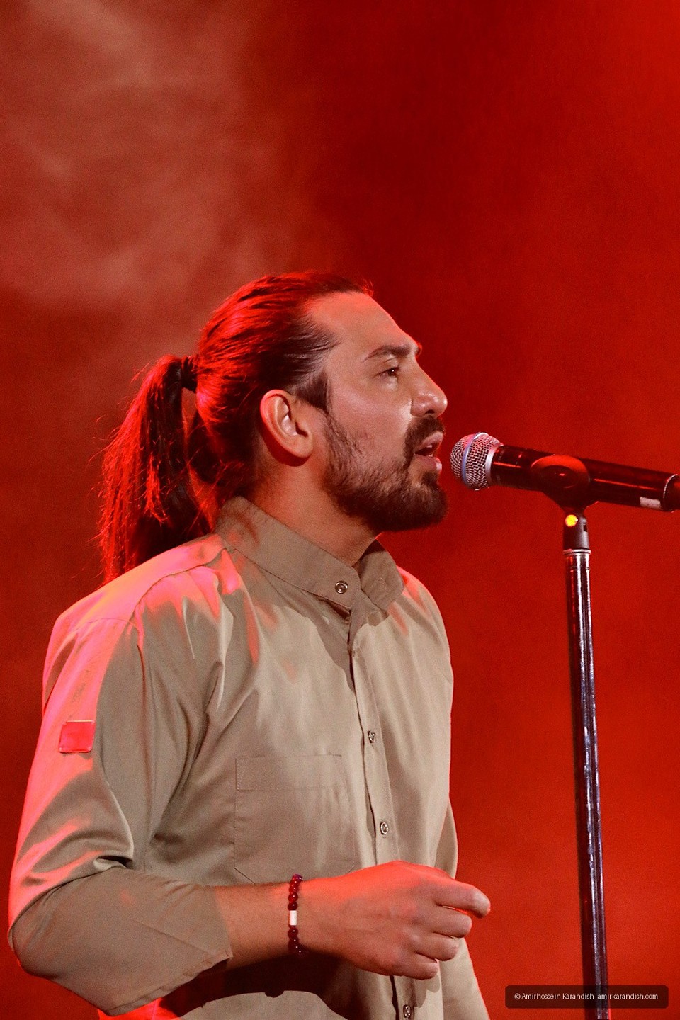 On the fifth night of the Fajr Music Festival's pop section, Amirabbas Golab performed in the first session at the Milad Hall of the exhibition. In this performance, all the seats 