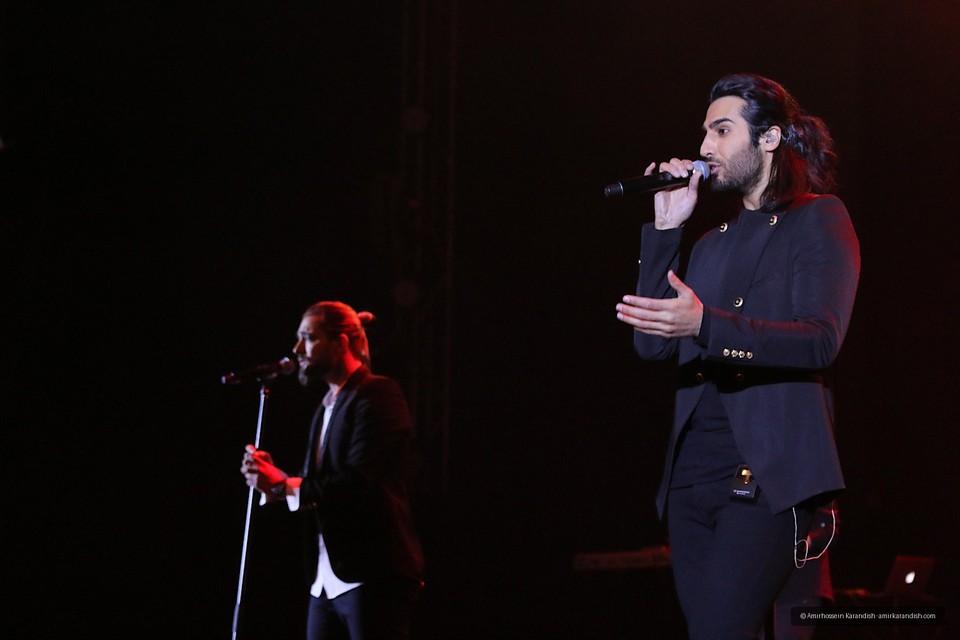On the fifth night of the 35th Fajr Music Festival, pop singer Makan Band took to the stage on the evening of February 16 at the Milad Hall of the Tehran International Exhibition C
