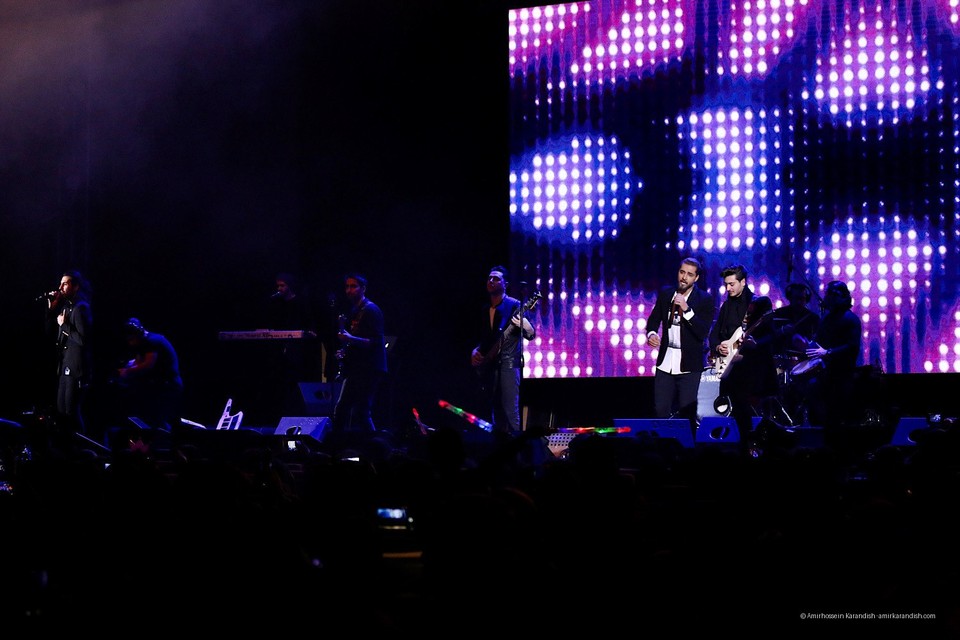 On the fifth night of the 35th Fajr Music Festival, pop singer Makan Band took to the stage on the evening of February 16 at the Milad Hall of the Tehran International Exhibition C
