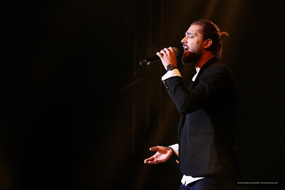 On the fifth night of the 35th Fajr Music Festival, pop singer Makan Band took to the stage on the evening of February 16 at the Milad Hall of the Tehran International Exhibition C