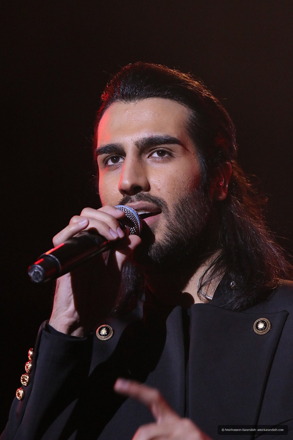 On the fifth night of the 35th Fajr Music Festival, pop singer Makan Band took to the stage on the evening of February 16 at the Milad Hall of the Tehran International Exhibition C