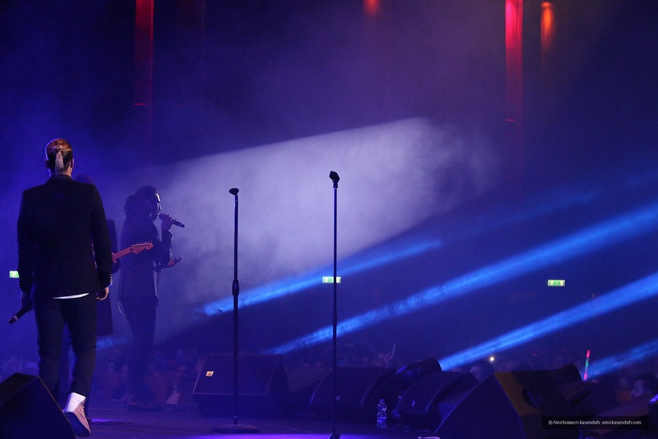 On the fifth night of the 35th Fajr Music Festival, pop singer Makan Band took to the stage on the evening of February 16 at the Milad Hall of the Tehran International Exhibition C
