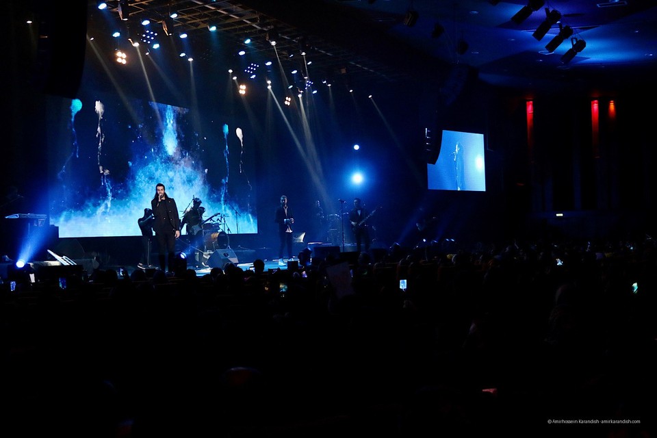 On the fifth night of the 35th Fajr Music Festival, pop singer Makan Band took to the stage on the evening of February 16 at the Milad Hall of the Tehran International Exhibition C