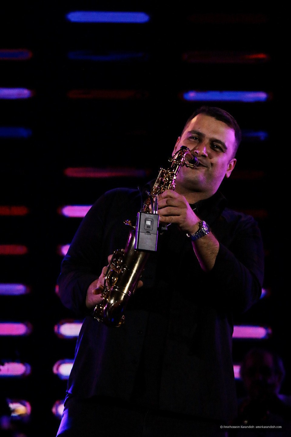 On the second night of the 35th Fajr Music Festival, pop singer Omid Hajili took to the stage on the evening of February 13 at the Milad Hall of the Tehran International Exhibition