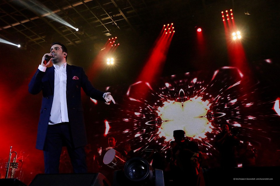 On the second night of the 35th Fajr Music Festival, pop singer Omid Hajili took to the stage on the evening of February 13 at the Milad Hall of the Tehran International Exhibition