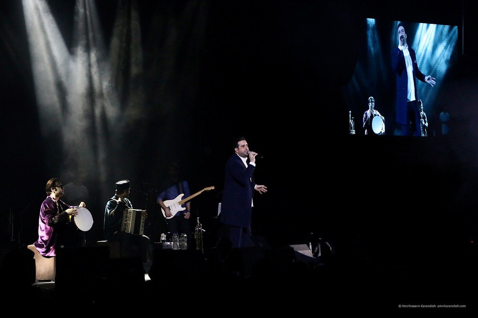 On the second night of the 35th Fajr Music Festival, pop singer Omid Hajili took to the stage on the evening of February 13 at the Milad Hall of the Tehran International Exhibition