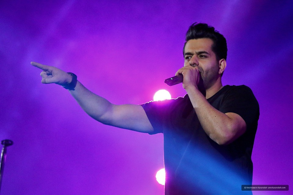 Pop singer Reza Bahram took to the stage at the 35th Fajr Music Festival on the evening of February 14 at the Milad International Exhibition Hall.