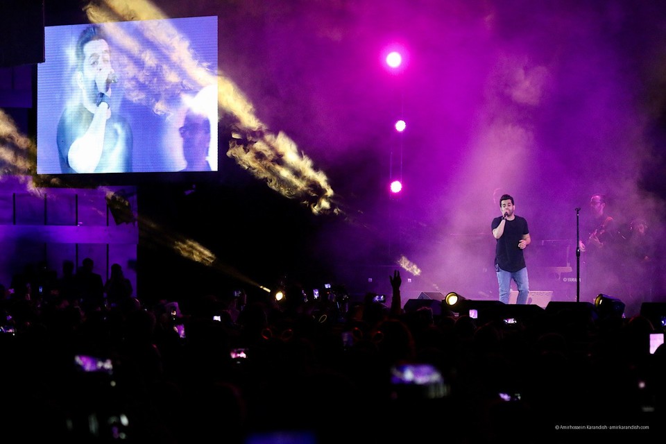 Pop singer Reza Bahram took to the stage at the 35th Fajr Music Festival on the evening of February 14 at the Milad International Exhibition Hall.