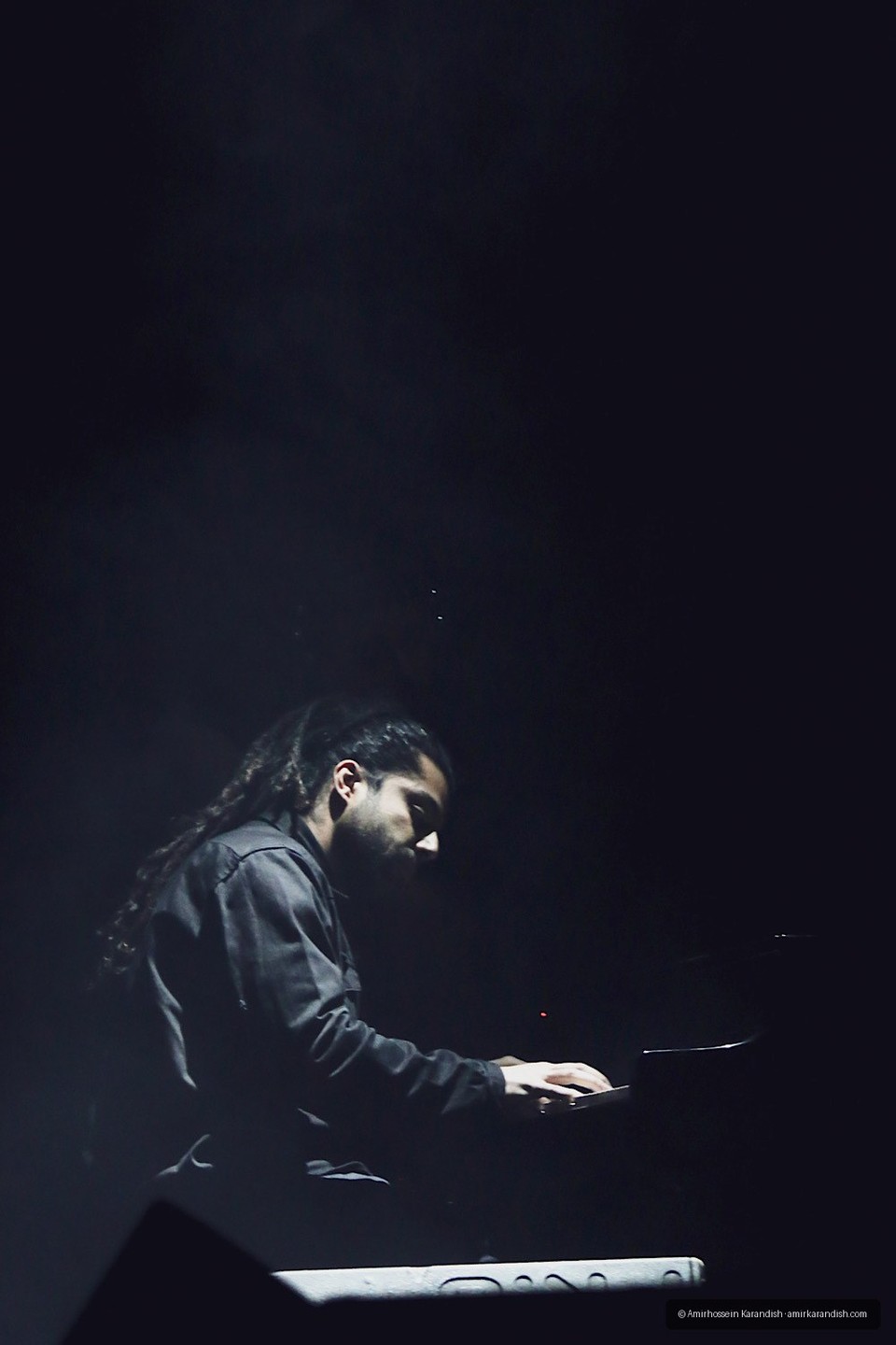 Pop singer Reza Bahram took to the stage at the 35th Fajr Music Festival on the evening of February 14 at the Milad International Exhibition Hall.