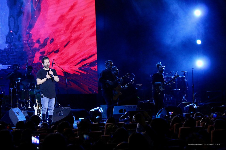 Pop singer Reza Bahram took to the stage at the 35th Fajr Music Festival on the evening of February 14 at the Milad International Exhibition Hall.
