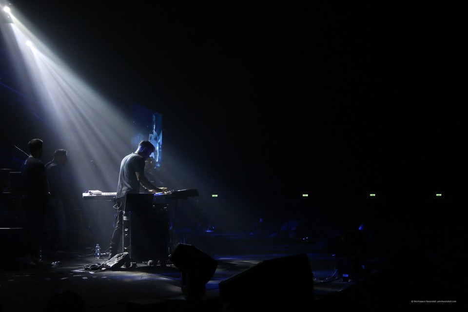 On the seventh night of the 35th Fajr Music Festival, pop singer Sirvan Khosravi took to the stage in two sessions at the Milad Hall of the Tehran International Exhibition Center a