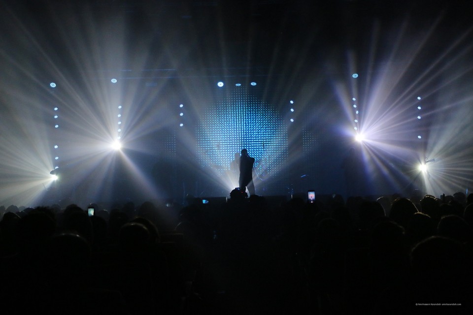 On the seventh night of the 35th Fajr Music Festival, pop singer Sirvan Khosravi took to the stage in two sessions at the Milad Hall of the Tehran International Exhibition Center a