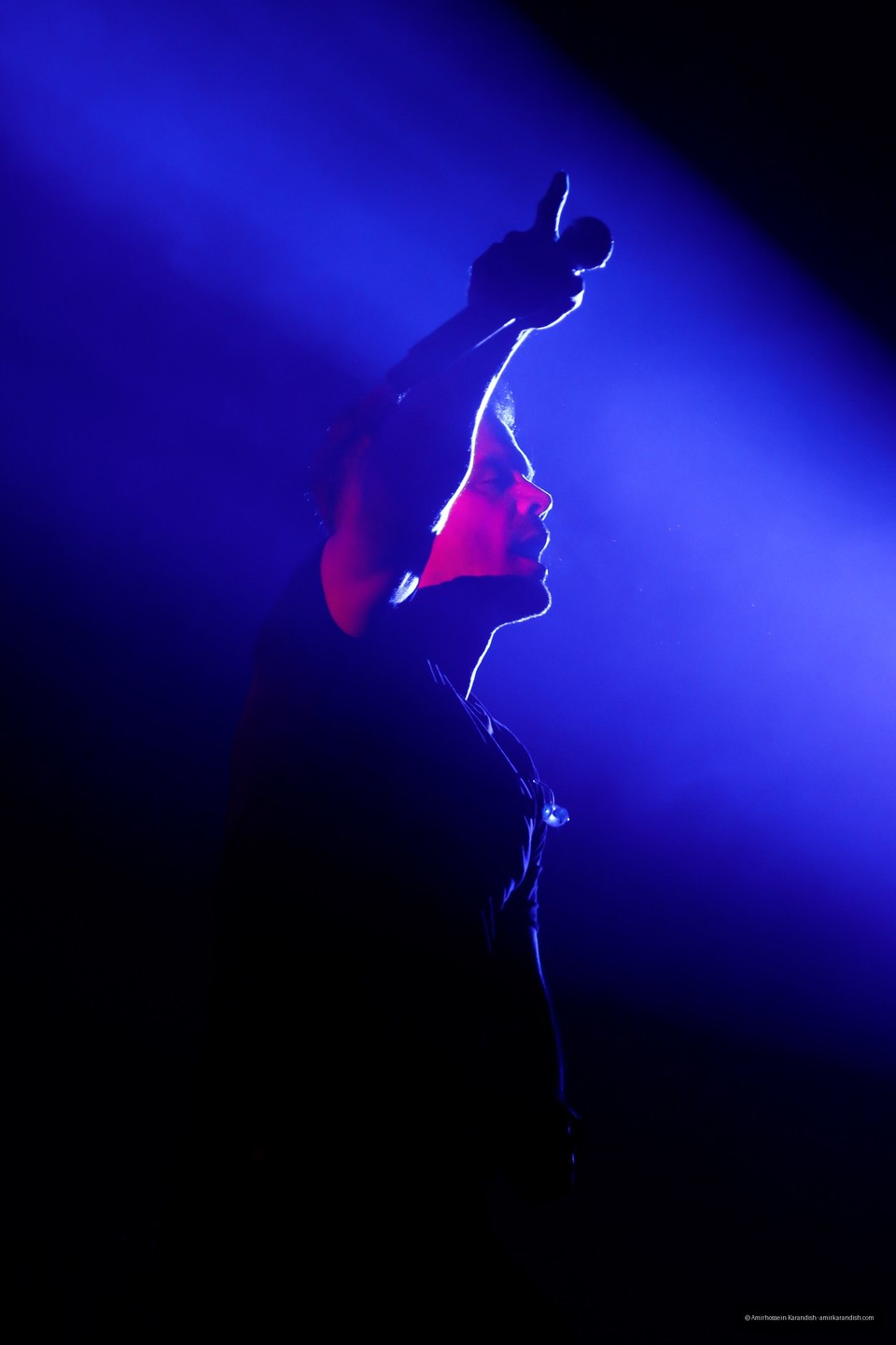 On the seventh night of the 35th Fajr Music Festival, pop singer Sirvan Khosravi took to the stage in two sessions at the Milad Hall of the Tehran International Exhibition Center a