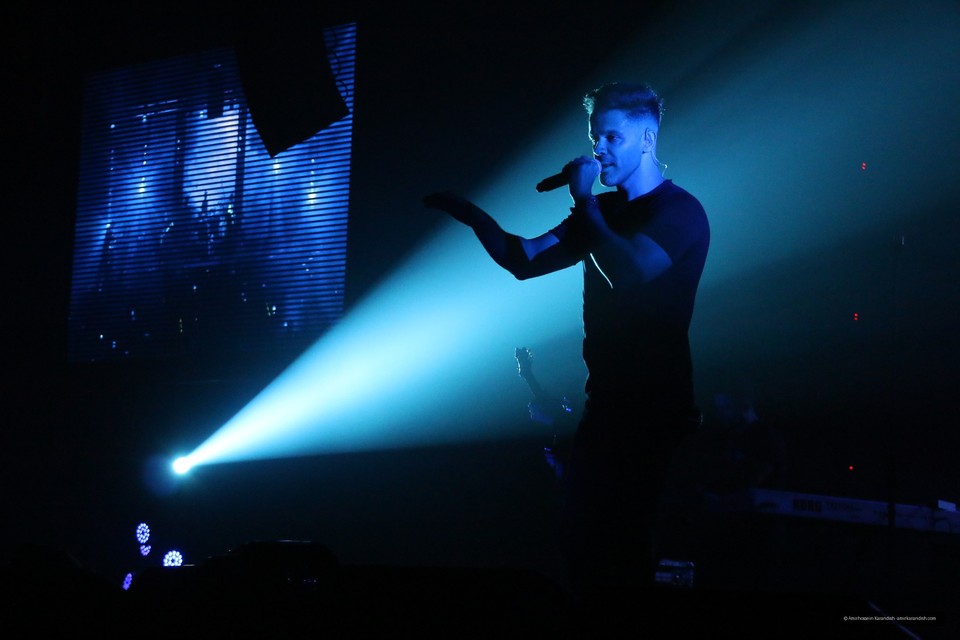 On the seventh night of the 35th Fajr Music Festival, pop singer Sirvan Khosravi took to the stage in two sessions at the Milad Hall of the Tehran International Exhibition Center a