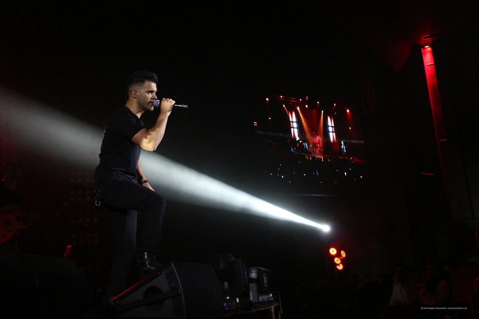 On the seventh night of the 35th Fajr Music Festival, pop singer Sirvan Khosravi took to the stage in two sessions at the Milad Hall of the Tehran International Exhibition Center a