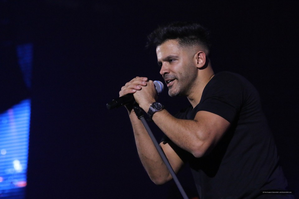 On the seventh night of the 35th Fajr Music Festival, pop singer Sirvan Khosravi took to the stage in two sessions at the Milad Hall of the Tehran International Exhibition Center a