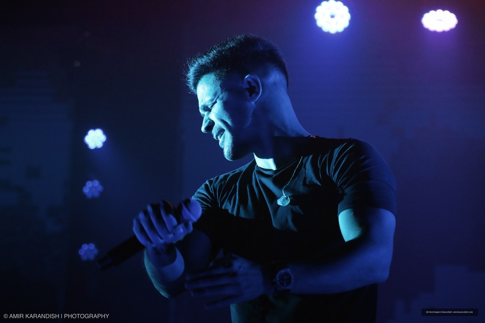 On the seventh night of the 35th Fajr Music Festival, pop singer Sirvan Khosravi took to the stage in two sessions at the Milad Hall of the Tehran International Exhibition Center a